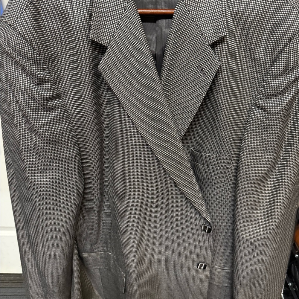 Gray Sport Coat with Classic Notch Lapels and Wool Blend